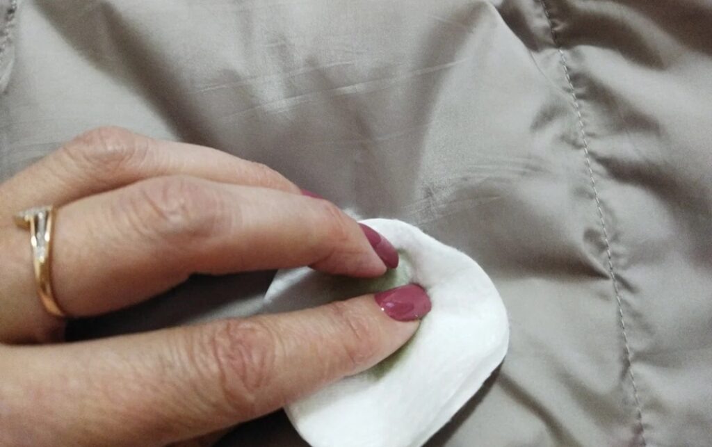 Mám chytrý způsob, jak se vypořádat s mastnými skvrnami. Používám levný prášek z kuchyně, který působí okamžitě.