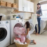 Co je nebezpečné na prádle zapomenutém v pračce – zapamatujte si to jednou provždy