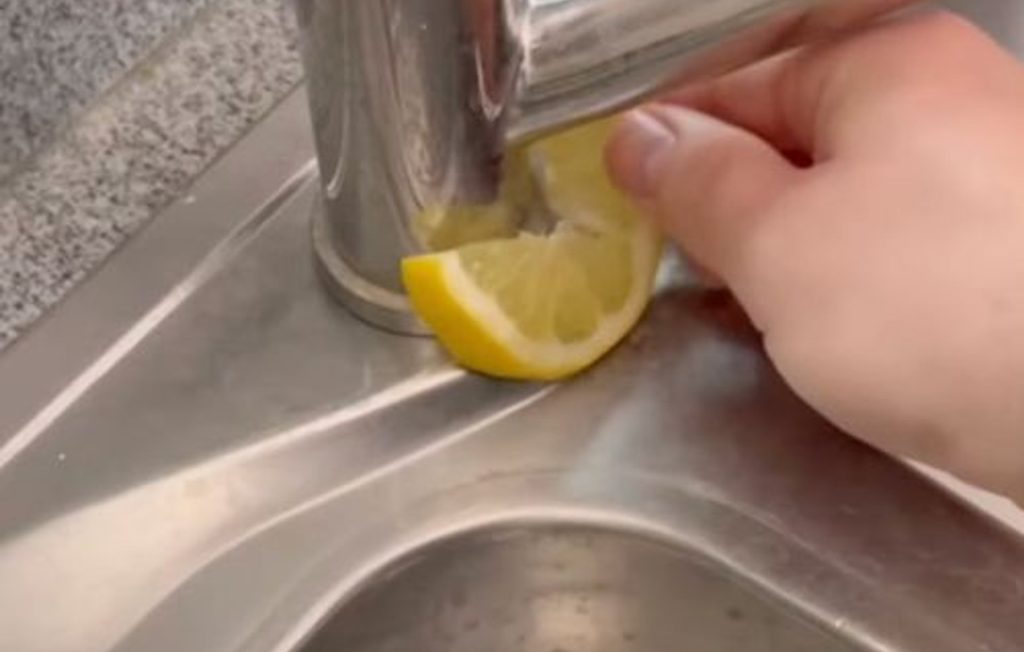 Odřízněte plátek citronu a položte ho vedle kohoutku. Po chvíli si budete mnout oči údivem.