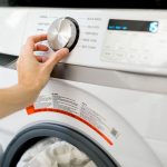 Skryté tlačítko na pračce, které vám pomůže vysušit prádlo, aniž byste ho museli věšet: ušetří vám čas i peníze.
