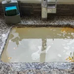 Žádné sodovky ani jiné zázraky. Nasypu 6 lžic, zaliju 2 litry vroucí vody a moje ucpané umyvadlo je jako nové